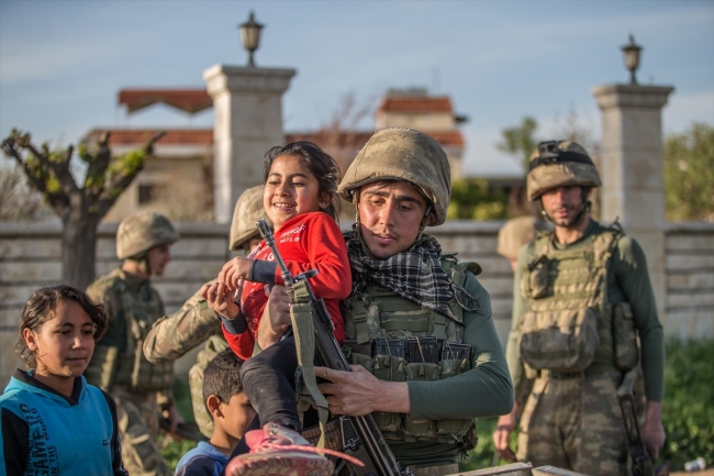 Türk komandosu savaş mağdurlarının umudu oldu